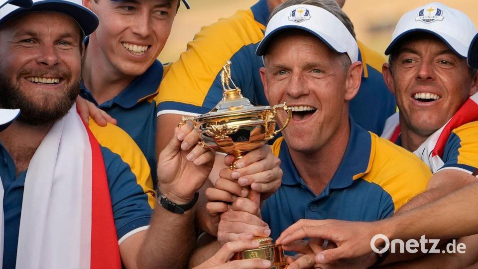 Diesen gar nicht so großen Pokal will Team Europa um Kapitän Luke Donald (Mitte) verteidigen. (Archiv-Foto) Bild: Alessandra Tarantino/AP/dpa