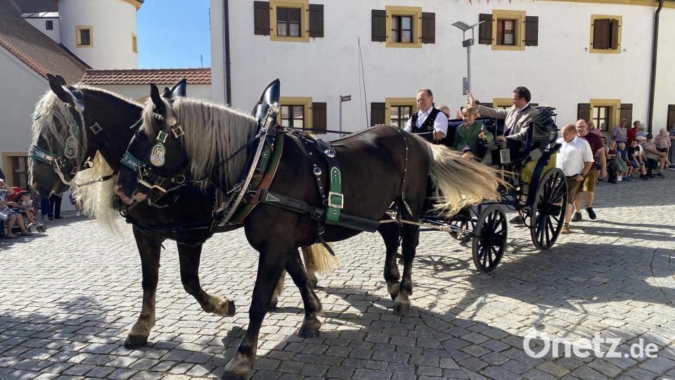 Eine herrschaftliche Kutsche bildete die Spitze zur großen Oldtimerschau und damit quasi einer Fahrt durch die Geschichte. Bild: aub