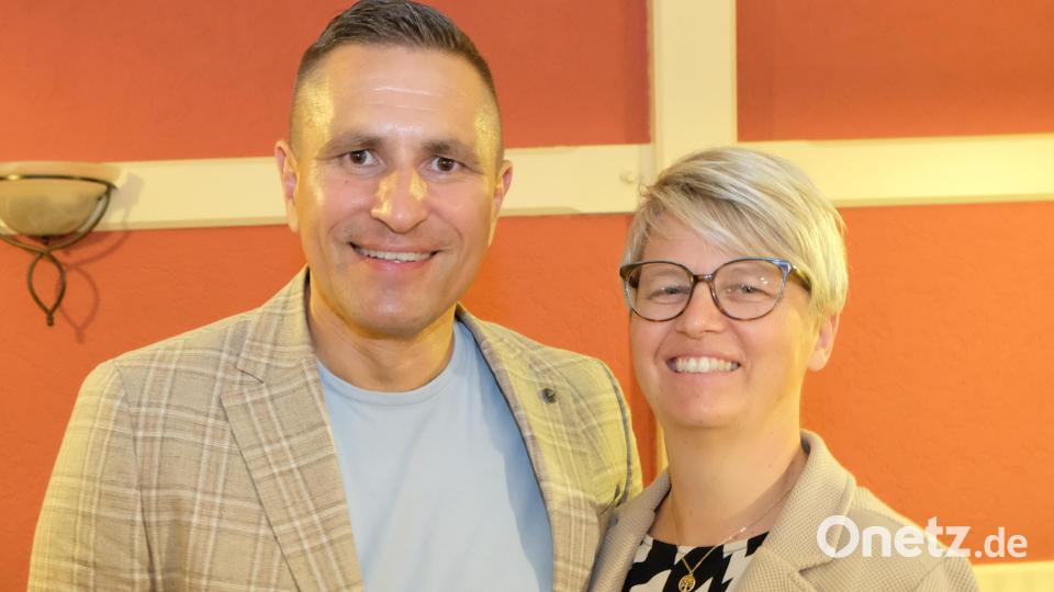 Mit einem einstimmigen Votum bestimmten die Mitglieder des CSU-Ortsverbandes Eschenbach Marcus Gradl erneut zum Bürgermeisterkandidaten. Erste Gratulantin war Ehefrau Birgit. Bild: do