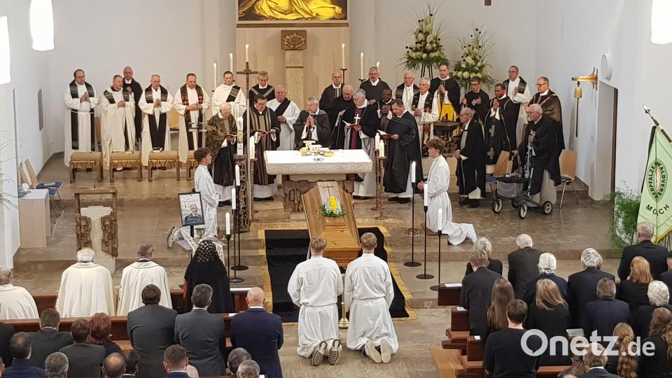 Erzbischof em. Ludwig Schick aus Bamberg hielt das Requiem für Prälat Professor Dr. Hierold. Mit am Altar als Konzelebranten Abt Maximilian Heim OCist vom Stift Heiligenkreuz, Generalvikar Roland Batz, Regensburg und BGR StD a.D. Siegfried Schweiger sowie Pfarrer Klösel. Bild: gi