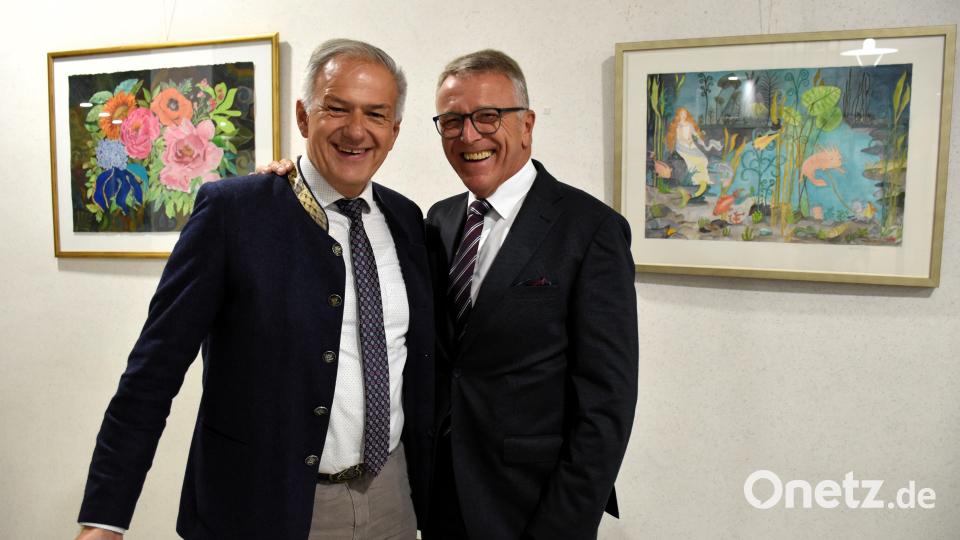Landrat Roland Grillmeier, diesmal auch als Vorsitzender des InitiAktivkreises anwesend, und Bürgermeister Franz Stahl stellten sich gern vor schöne Kunst für ein gemeinsames Erinnerungsfoto. Bild: ubb