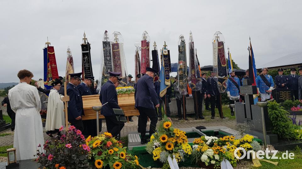 Die Feuerwehrmänner brachten den Sarg mit dem Verstorbenen zur letzten Ruhestätte. Bild: gi