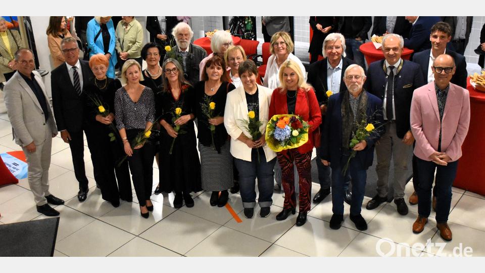 Traditionell wird am Ende des offiziellen Teils der Vernissage immer ein Erinnerungsfoto mit den Vereinsmitgliedern (Mitte mit dem Blumenstrauß Vorsitzende Petra Schicker) und den Ehrengästen sowie den Gastgebern, darunter Sparkassenvorstandsvorsitzender Hans-Jörg Schön(vorne, links), gemacht. Bild: ubb