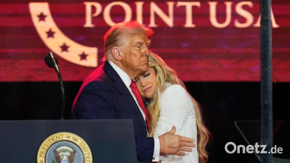US-Präsident Donald Trump (l) umarmte Erika Kirk bei der Trauerfeier für ihren Mann. Bild: John Locher/AP/dpa