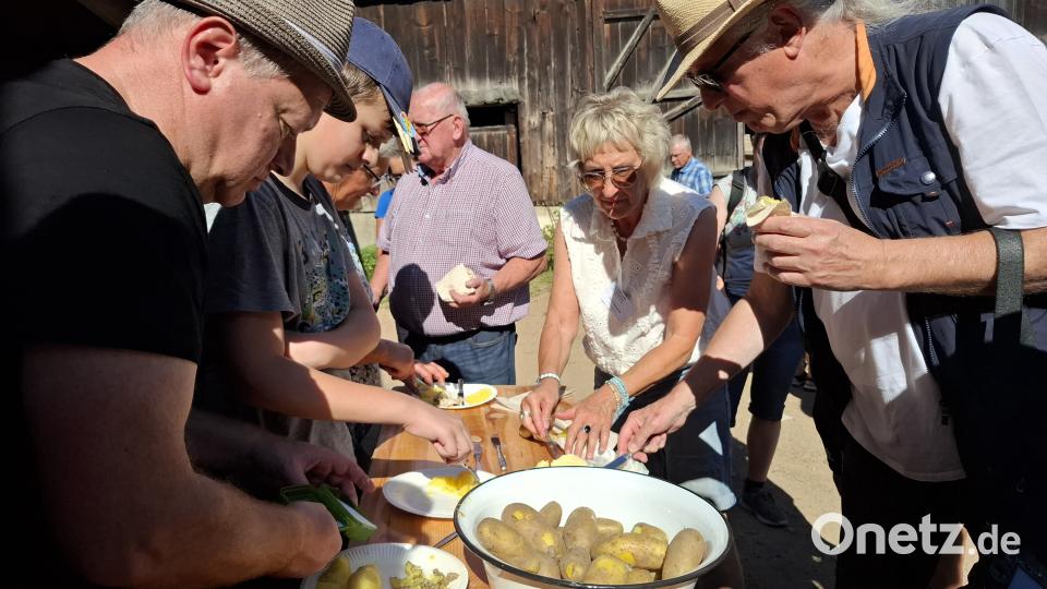 Frisch gekochte Kartoffel mit Butter und Salz probieren - das durften am Sonntag die Museumsbesucher. Bild: jua