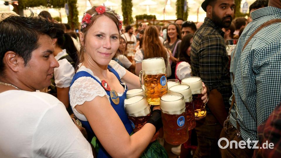 Die Bedienungen auf der Wiesn haben es nicht leicht (Archivbild). Bild: Felix Hörhager/dpa