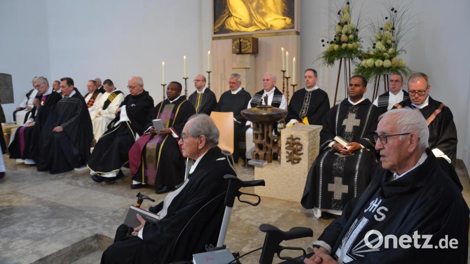 Die Geistlichen, darunter hohe kirchliche Würdenträger, haben im Altarraum der Pfarrkirche Platz genommen. Bild: gi