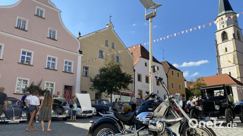 Nach der Parade positionierten die stolzen Besitzer ihre edlen Stück zur Bewunderung auf dem Oberen Markt vor der Kirche in Nabburg. Bild: aub