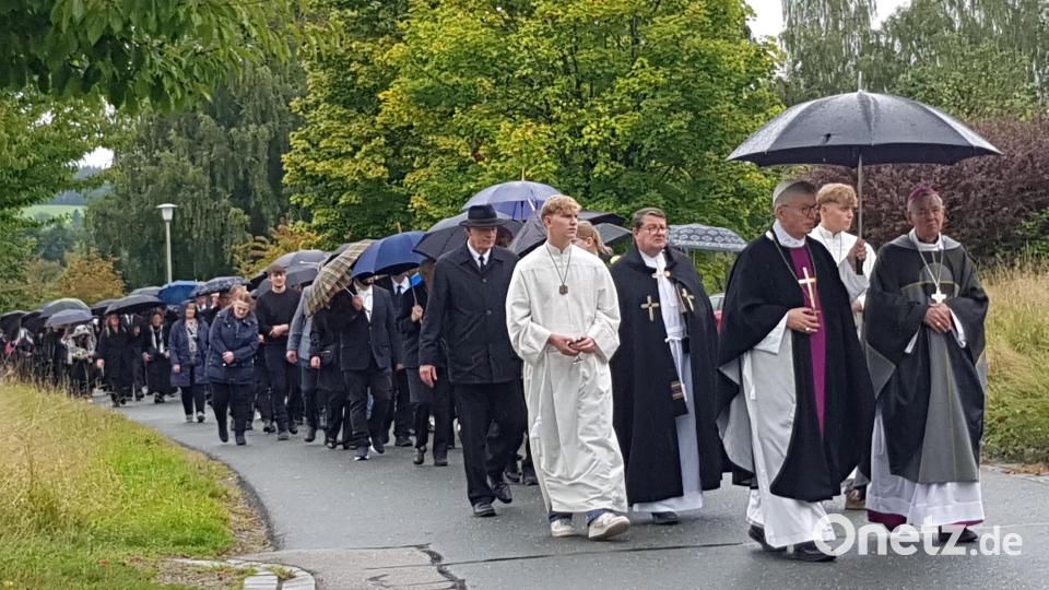 Ein langer Trauerzug, darunter auch die Geistlichen, führte zum Gottesacker. Bild: gi