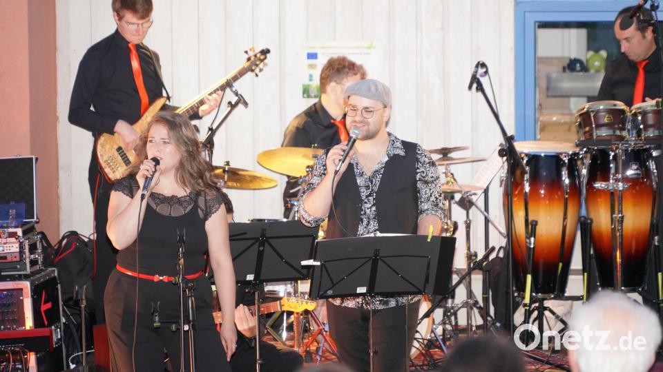 Das Gesangsduo Nathalie Bauer und der Waldthurner Johannes &quot;James&quot; Pflaum überzeugen. Bild: fvo
