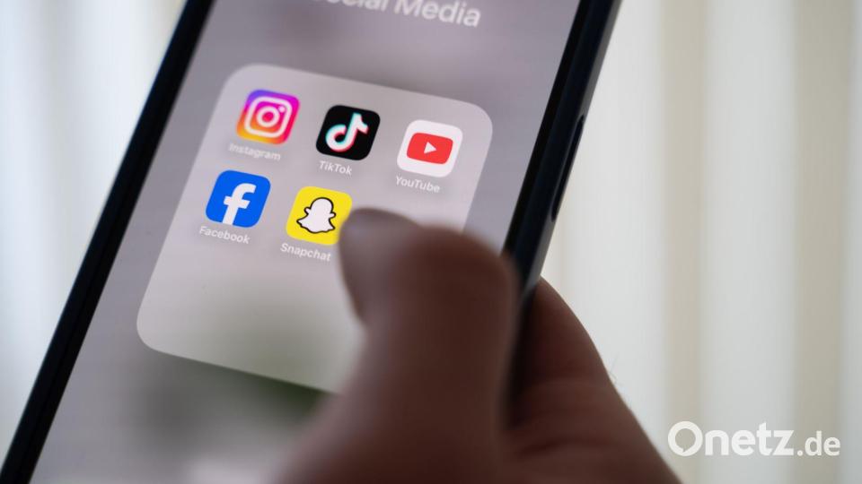 Ein großer Teil der Jugendlichen würde gerne soziale Medien im Internet weniger nutzen. (Archivbild) Bild: Alicia Windzio/dpa