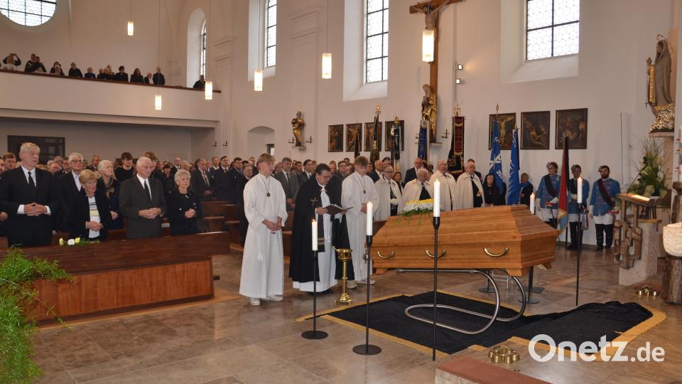 Nach dem Gebet und Aussegnung vor dem Sarg des Prälat Prof. Alfred Egid Hierold durch Pfarrer Udo Klösel in der Pfarrkirche trugen sechs Feuerwehrmänner von Saubersrieth-Niederland den Sarg zum Überführungswagen. Bild: gi
