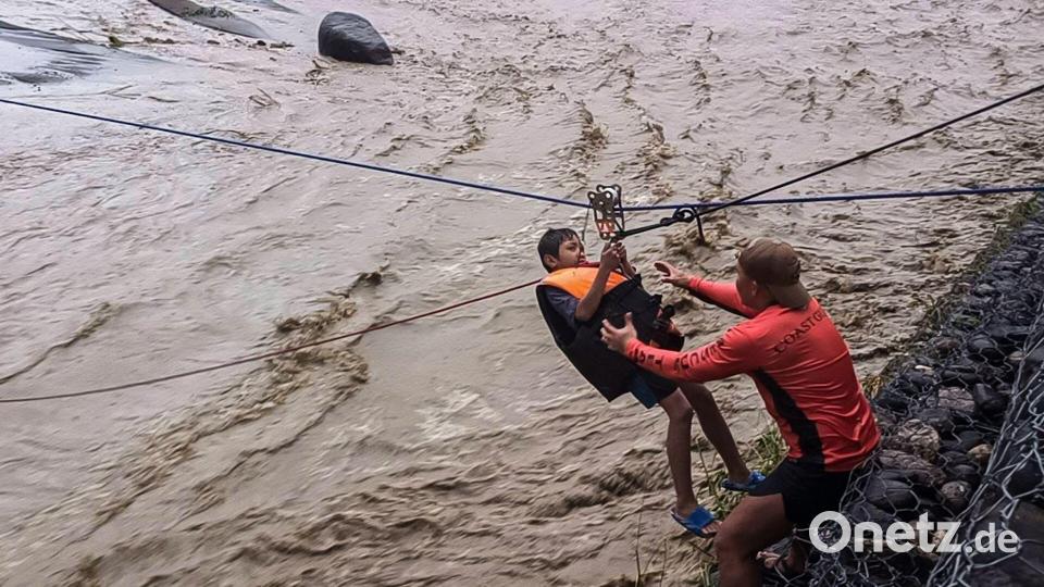 Viele Menschen mussten gerettet werden. Bild: Philippine Coast Guard/XinHua/dpa