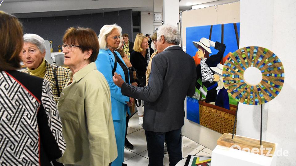 Zahlreiche Gäste waren gekommen und unterhielten sich nach der offiziellen Eröffnung zwischen den Stellwänden mit Kunstwerken angeregt über Kunst und anderes. Bild: ubb