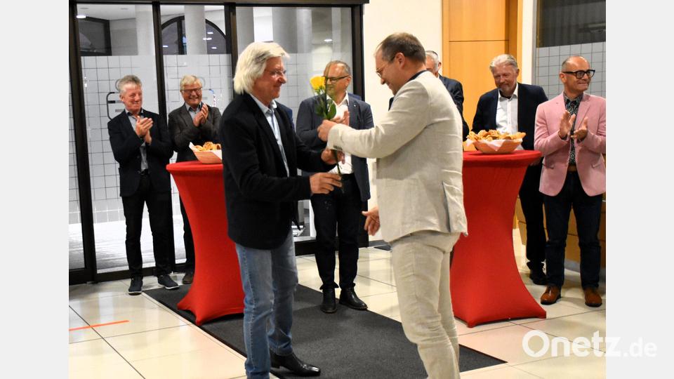 Für jeden Künstler, wie hier für Tom Brankovic aus Schönkirch, hat Sparkassenvorstandsvorsitzender Hans-Jörg Schön eine Rose zum Dank für das Engagement mitgebracht. Bild: ubb
