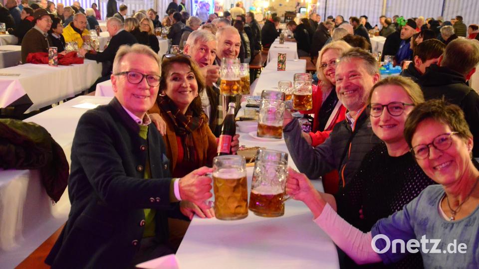 Das Festzelt war trotz schlechten Wetters gut besucht. Bild: Kunz