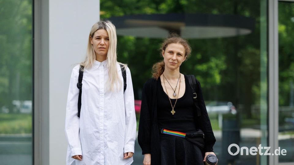 Diana Burkot (l) ist eine Aktivistin des feministischen Kollektivs, zu dem auch Maria Aljochina (r) gehört. (Archivbild) Bild: Matthias Balk/dpa