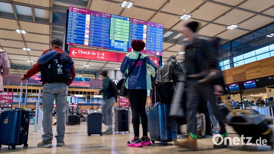 Die Störungen am Berliner Flughafen halten nach der Cyberattacke weiter an. Bild: Michael Ukas/dpa