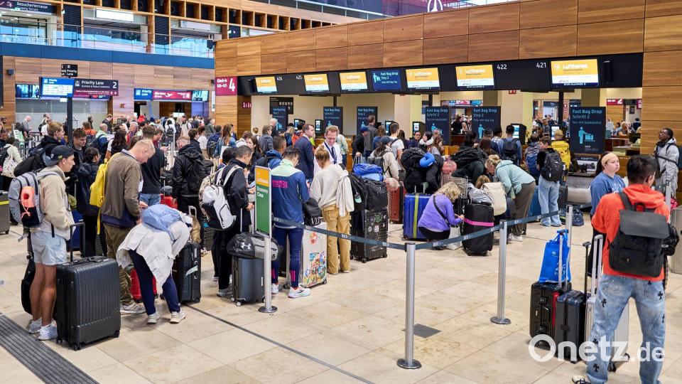 Der Berliner Flughafen wartet weiter auf die Wiederherstellung der Computertechnik zur Passagierabfertigung. Bild: Michael Ukas/dpa