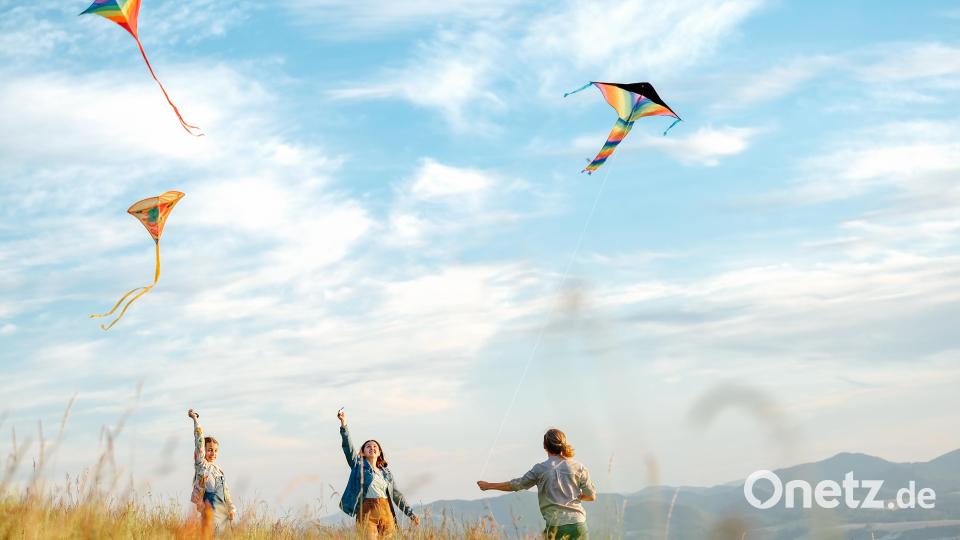 Zusammen mit Freunden macht es besonders viel Spaß, die Drachen durch die Luft fliegen zu lassen. Bild: Soloviova Liudmyla - stock.adobe.com