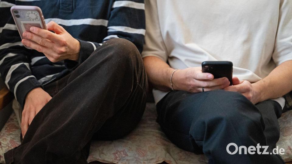 Ein großer Teil der Jugendlichen will soziale Medien im Internet weniger nutzen, schafft es zugleich aber nicht. (Archivbild) Bild: Helena Dolderer/dpa