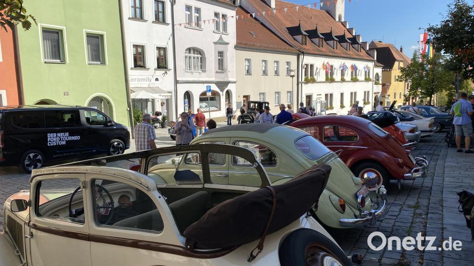 Ein Parkplatz voll Geschichte. Bei der Parade gab es zahlreiche Oldtimer zu bestaunen. Bild: aub