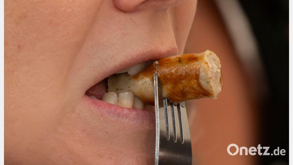 Es geht um die Wurst. Ein Jurymitglied nimmt an der traditionellen Wurstprüfung auf dem Oktoberfest teil. Bild: Peter Kneffel/dpa