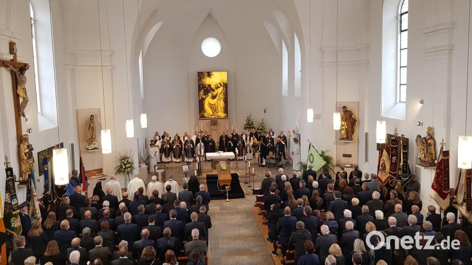 Der Moosbacher Pfarrer Udo Klösel konnte als Hauptzelebrant Erzbischof em. Ludwig Schick aus Bamberg sowie die Geistlichen begrüßen. Bild: gi