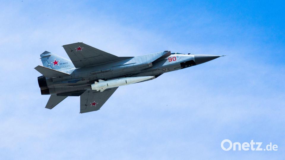 Die Botschaft der Nato ist klar: Russische Piloten gehen ein großes Risiko ein, wenn sie noch einmal alliierten Luftraum verletzten. (Archivbild) Bild: Alexander Zemlianichenko/AP/dpa
