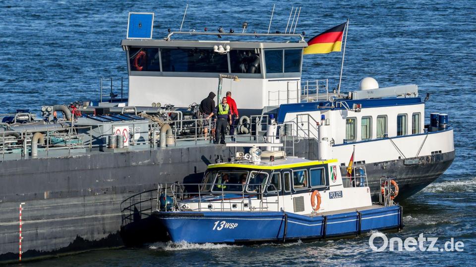 Bitte mal Führerschein und Fahrzeugschein zeigen. Ein Polizeiboot der Wasserschutzpolizei Duisburg liegt bei der Kontrolle von Binnenschiffen seitlich an einem Tankschiff auf dem Rhein. Bild: Christoph Reichwein/dpa