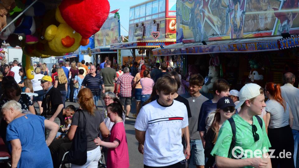 Am Sonntagnachmittag lockte das schöne Wetter die Besucher zum Volksfest. Bild: Kunz