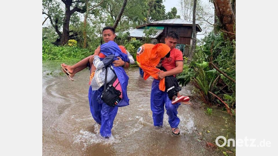 Viele Menschen mussten ihre Häuser verlassen und sich in Sicherheit bringen. Bild: Philippine Coast Guard/XinHua/dpa