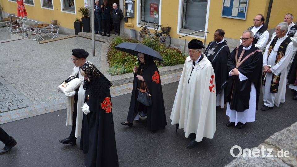 Angeführt von der Eslarner Blasmusik mit Trauermusik reihten sich alle Trauergäste mit den Angehörigen in den Zug zum Friedhof ein. Bild: gi