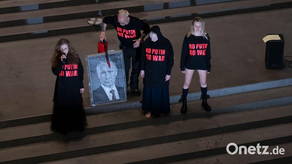 In der Pinakothek der Moderne prangerte das Künstler-Kollektiv den russischen Präsidenten Putin als Kriegsverbrecher an. (Archivbild) Bild: Peter Kneffel/dpa