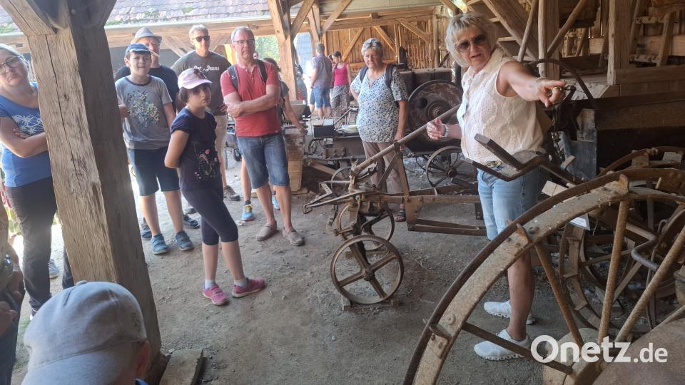 Bei der Führung mit Irene Ehemann (rechts) sind auch die Werkzeuge und Geräte zu sehen, die früher bei der Kartoffelernte dringend benötigt worden sind. Bild: jua