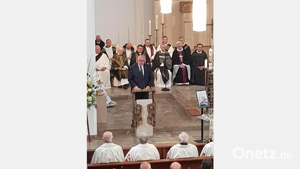 Bürgermeister Klaus Hormann aus Hirschaid sprach von einer tiefen Trauer in seiner Gemeinde. Der Verstorbene war nicht nur Wissenschaftler, Priester oder Seelsorger sondern eine Institution. Man nannte ihn „Erzbischof von Friesen“. Bild: gi
