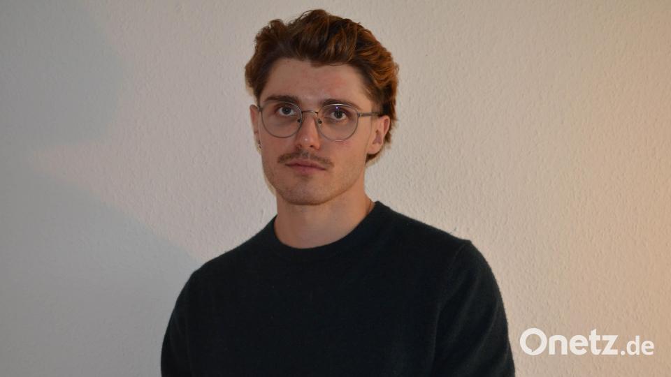 Der Künstler Johannes Edler von Ruedorffer stellt einige seiner Werke im Stadttheater Amberg aus. Bild: Franka Burgmaier