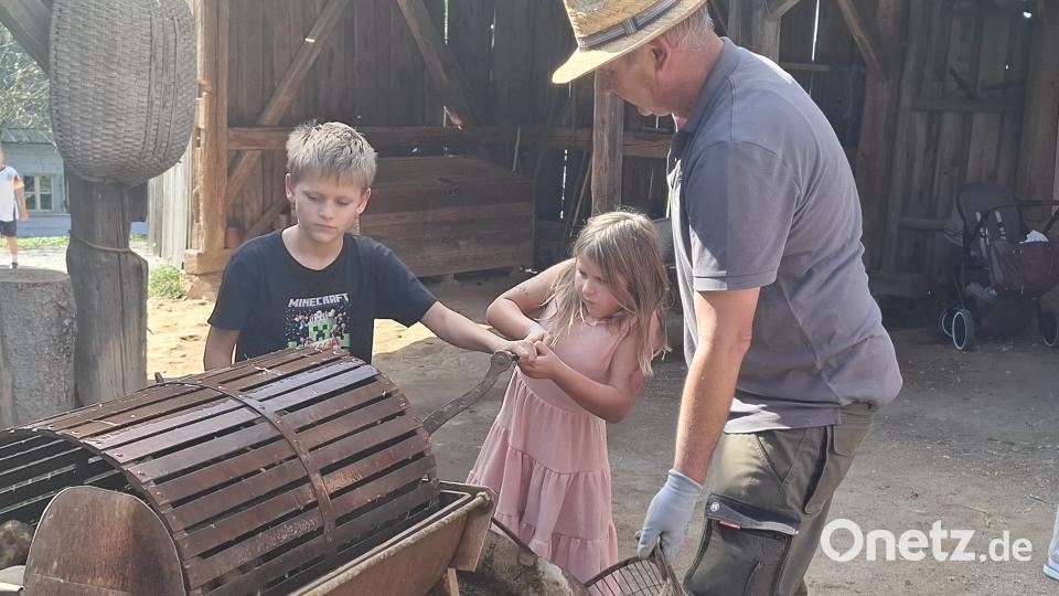 Kartoffel schleudern und waschen: Da dürfen auch Kinder mit großer Freude mitmachen. Bild: jua