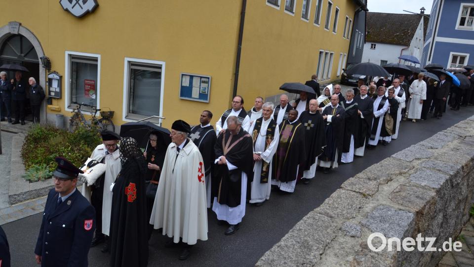 Angeführt von der Eslarner Blasmusik mit Trauermusik reihten sich alle Trauergäste mit den Angehörigen in den Zug zum Friedhof ein. Bild: gi