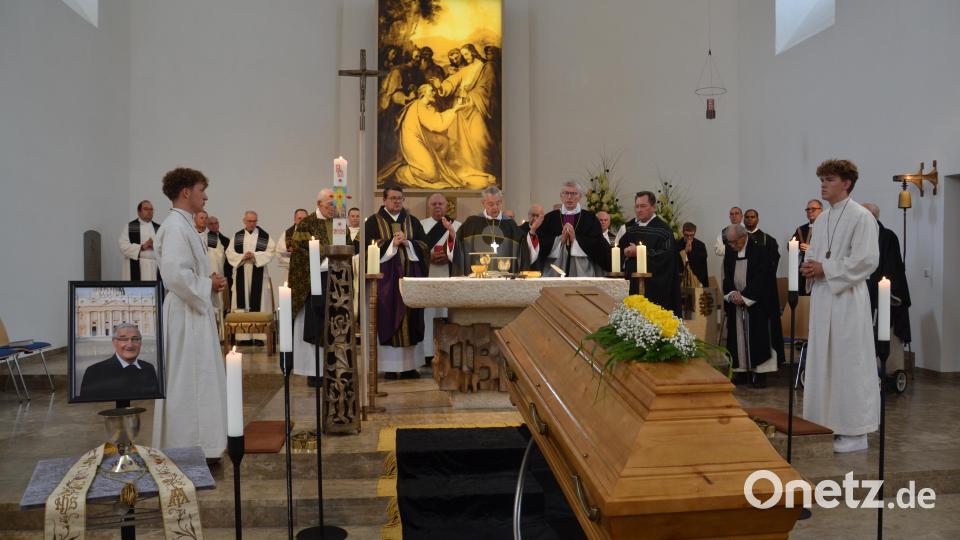Erzbischof em. Ludwig Schick aus Bamberg hielt das Requiem für Prälat Professor Dr. Hierold. Mit am Altar als Konzelebranten Abt Maximilian Heim OCist vom Stift Heiligenkreuz, Generalvikar Roland Batz, Regensburg und BGR StD a.D. Siegfried Schweiger sowie Pfarrer Klösel. Bild: gi