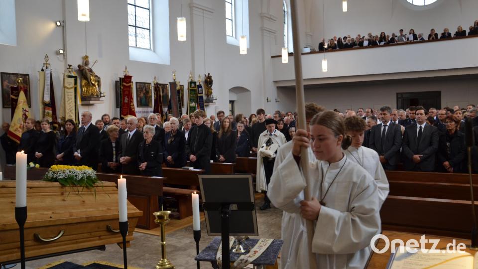 Mit dem Vortragskreuz zogen die Ministranten mit den vielen Geistlichen in die Pfarrkirche St. Peter und Paul in Moosbach ein. Bild: gi