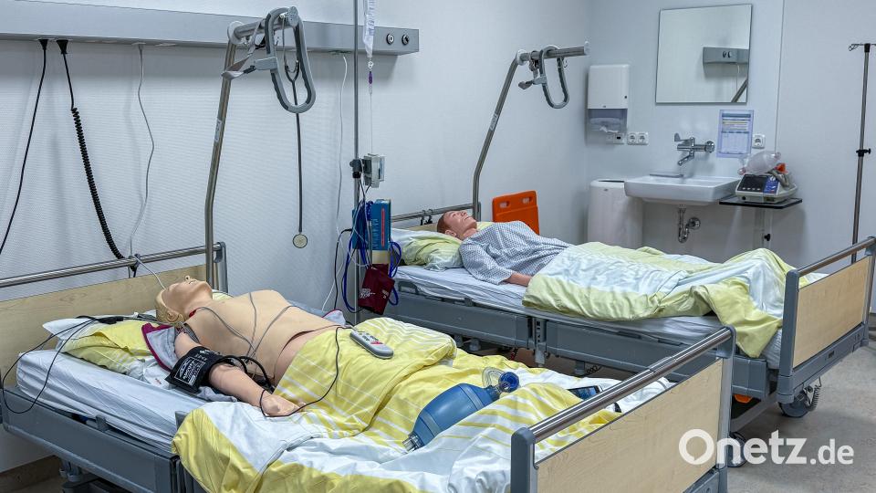 Die Puppen kosten neu bis zu 30.000 Euro und sind vollgestopft mit Technik, sie können atmen, husten, schreien und Puls simulieren. An ihnen kann man auch Kanülen oder Katheter legen oder Spritzen setzen. Bild: Stephan Huber