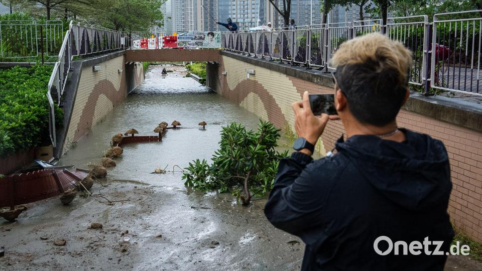 Taifun „Ragasa“ sorgt auch in Hongkong für schwere Schäden. Bild: Chan Long Hei/AP/dpa