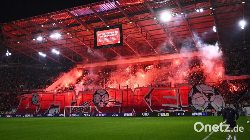 Sorgten für mächtig Stimmung und Zündeleien: Die Fans des SC Freiburg. Bild: Tom Weller/dpa