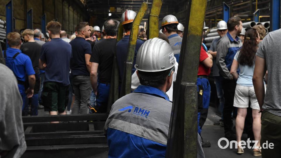 Fast alle Rohrwerk-Mitarbeiter, circa 270 an der Zahl, werden diese Woche gekündigt. Viele haben seit Jahrzehnten im Betrieb gearbeitet und tun sich schwer, sich einfach mal schnell einen neuen Job zu suchen. Archivbild: Petra Hartl