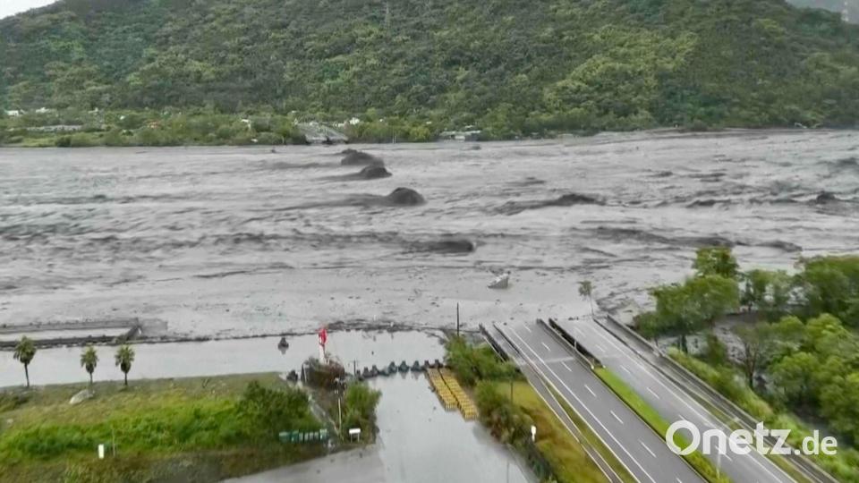 Nach Überschwemmungen starben in Taiwan mindestens 14 Menschen. Bild: Uncredited/Dong Wen Transports/AP/dpa