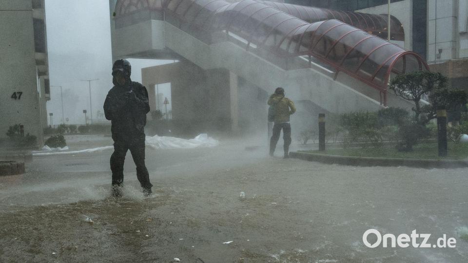„Ragasa“ brachte heftigen Regen in die betoffenen Gebiete. Bild: Chan Long Hei/AP/dpa