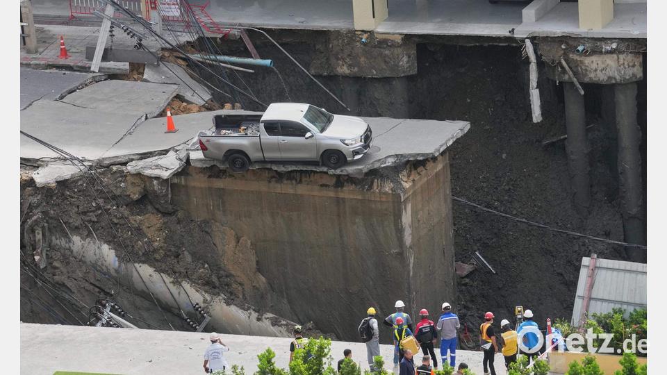 Der Weg ist weg. In Bangkok ist eine Straße eingestürzt und dieser Pickup steht deshalb plötzlich an einem Abgrund. Bild: Sakchai Lalit/AP/dpa