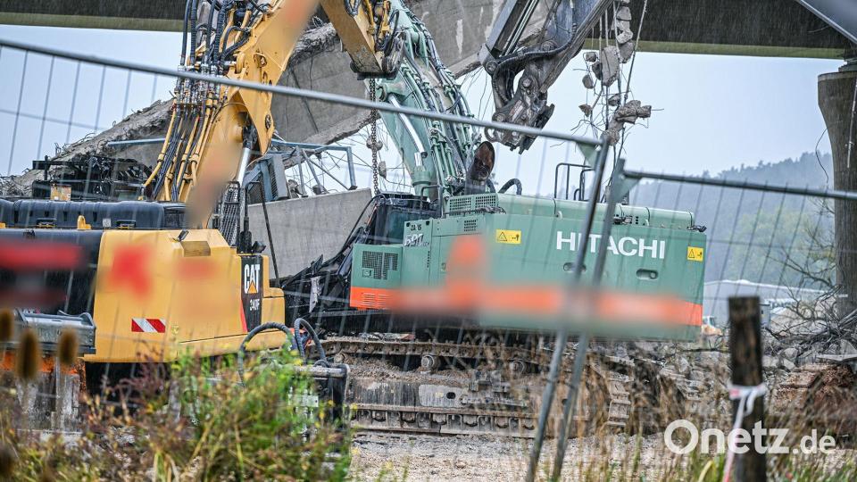 Für den Baggerfahrer kam laut Polizei jede Hilfe zu spät. Bild: Jason Tschepljakow/dpa