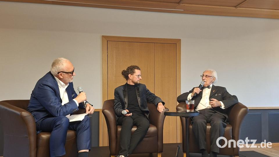 Der 99-jährige KZ-Überlebende Dr. Leon Weintraub (rechts) schilderte seine tiefen Eindrücke nach Besichtigung der neuen Rauminstallation in einem Podiumsgespräch mit Moderator Andreas Bönte und Proejktleiter Julius Scharnetzky (von links). Bild: prh